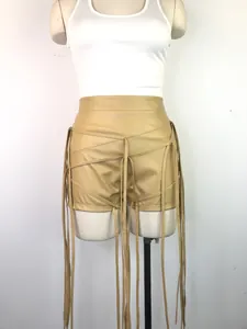 Detail van deze sexy kaki PU-lederen shorts met riemvlechtwerk en extra lange franjes.