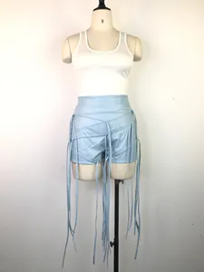 Detail van lichtblauwe PU-leren shorts met sexy gekruist touwvlechtontwerp voor dames