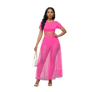 Vista dettagliata del set tre pezzi rosa shocking con gonna in tulle perlato