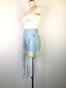 Gedetailleerd zijaanzicht van sexy lichtblauwe PU-leren shorts met lange franjes