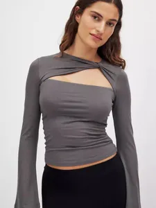 Haut gris à manches longues ajusté avec décolleté découpé tendance femme