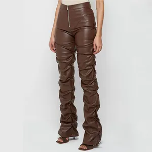 Pantalones ajustados de cuero sintético marrón con piernas fruncidas para mujer