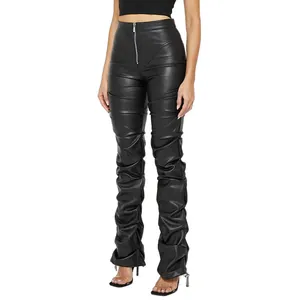 Pantalones ajustados de cuero PU negro de cintura alta con diseño de pierna fruncida