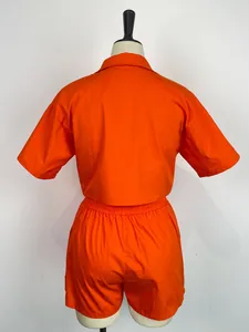 Vista posteriore del completo camicia a maniche corte e pantaloncini arancioni su manichino