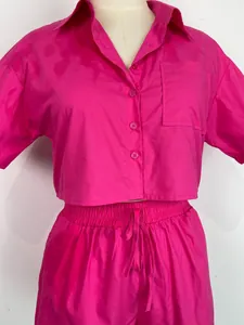Completo due pezzi rosa acceso da donna con camicia corta e pantaloncini con coulisse
