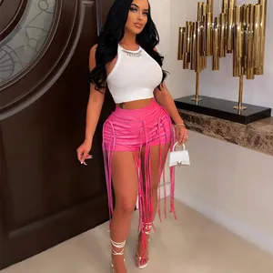 Sexy roze PU-lederen franje short met witte halter crop top op model