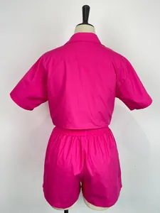 Vista posteriore di un completo fucsia camicia a maniche corte e pantaloncini elastici su manichino