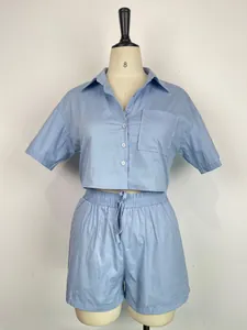 Completo due pezzi celeste con camicia a maniche corte e pantaloncini con elastico
