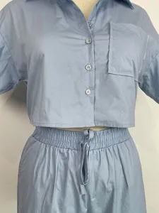 Dettaglio del set camicia a maniche corte e pantaloncini azzurri con elastico in vita