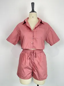 Vista frontale del completo due pezzi rosa antico con camicia e pantaloncini a coulisse