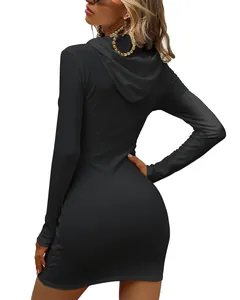 Elegante vestido ajustado negro de canalé con capucha y manga larga, vista posterior