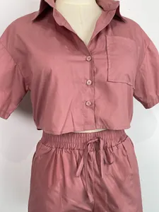 Dettaglio del set due pezzi con camicia rosa a maniche corte e pantaloncini con coulisse