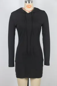 Elegante vestido ajustado negro de manga larga con capucha y diseño de cintura