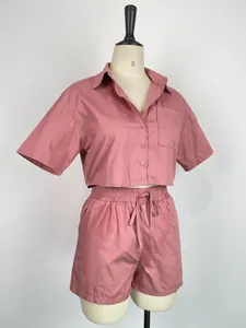 Vista dettagliata del set da donna con camicia a maniche corte e pantaloncini rosa.