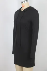 Vista lateral de un vestido bodycon negro de manga larga con capucha en un maniquí.