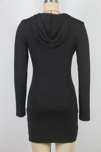 Vista trasera detallada de un vestido negro ajustado con capucha y mangas para mujer