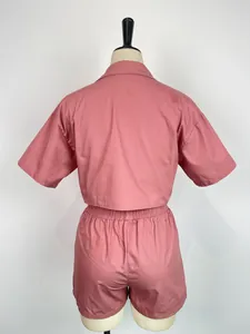Vista posteriore di un completo rosa a due pezzi con camicia a maniche corte e pantaloncini