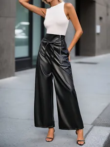 Pantalon large en similicuir noir à taille haute avec fermeture éclair et ceinture chic.