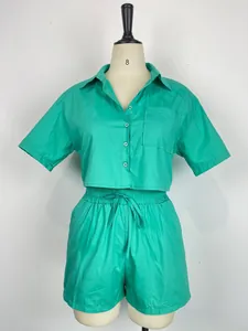 Set estivo da donna verde in 2 pezzi con camicia corta abbottonata e pantaloncini con coulisse