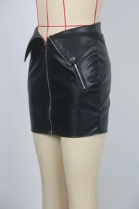 Detail van een sexy zwarte PU-leren minirok met metalen ritsen en een hoge taille.