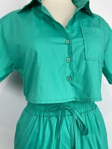 Completo estivo verde due pezzi con camicia corta e pantaloncini con coulisse