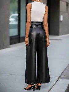 Vue arrière élégante d'un pantalon large en similicuir noir à taille haute.