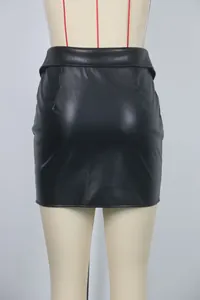 Achteraanzicht detail van een zwarte PU-lederen mini-bodyconrok met hoge taille op mannequin