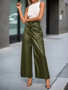 Pantalon large en cuir PU vert olive à taille haute avec ceinture décorative et fermeture.