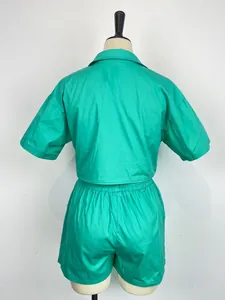 Vista posteriore di un set verde con camicia a maniche corte e pantaloncini elastici