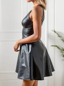 Vue latérale détaillée d'une robe trapèze chic sans manches en similicuir noir pour femme