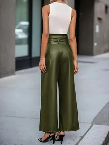 Vue arrière détaillée d'un pantalon large en cuir PU vert olive pour femmes à taille haute