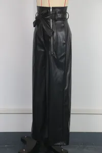 Détail du pantalon en similicuir à taille haute et jambe large avec ceinture et fermeture