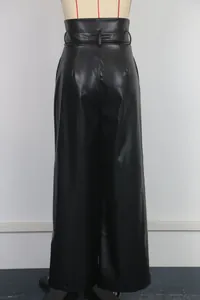 Vue arrière d'un pantalon large en similicuir noir sur un mannequin de couture
