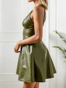 Vue détaillée d'une robe courte élégante en similicuir vert olive avec jupe évasée