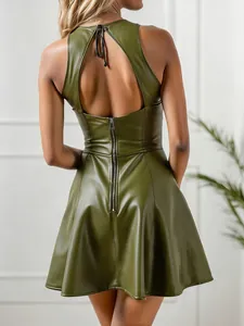 Vue détaillée du dos d'une robe en similicuir olive avec décolleté dos nu et zip