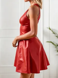 Détail latéral de la mini-robe en similicuir rouge avec une coupe trapèze élégante