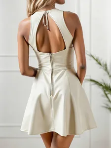 Vue détaillée du dos d'une robe trapèze en cuir PU crème avec col licou et découpe chic
