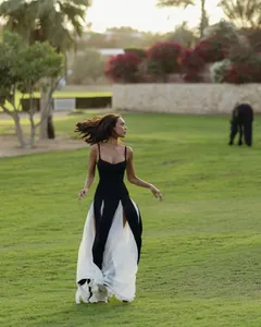 Elegantes schwarz-weißes Maxikleid mit Trägern, hohem Schlitz und fließendem Rock