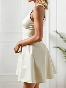 Vue latérale d'une mini-robe trapèze sans manches en similicuir crème, cintrée