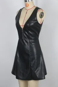Vue détaillée d'une robe sans manches en simili cuir noir à col en V avec fermeture éclair