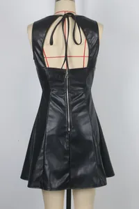 Détail du dos d'une mini-robe noire en similicuir avec licou et fermeture éclair