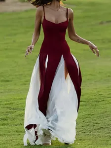 Elegantes burgunderrotes und weißes Maxikleid mit Spaghettiträgern und hohem Schlitz