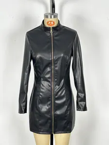 Vue de face d'une mini-robe noire en similicuir à manches longues avec fermeture éclair.