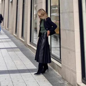 Κομψή μαύρη πλισέ midi φούστα από δέρμα PU με λεπτομέρειες αγκράφας σε street style