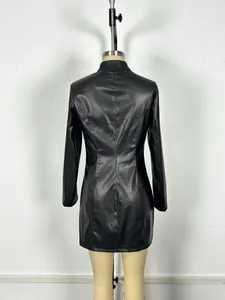 Vue arrière d'une robe moulante en similicuir noir à manches longues et coupe courte