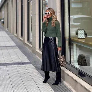 Street style προβολή μαύρης midi φούστας A-line από δέρμα PU με αγκράφες στη μέση