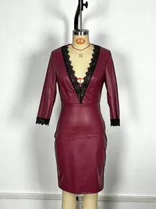 Robe moulante sexy en cuir PU bordeaux avec col en V et dentelle noire et manches mi-longues
