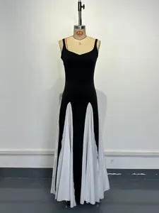 Elegantes schwarz-weißes Maxikleid mit Spaghettiträgern auf einer professionellen Schneiderpuppe