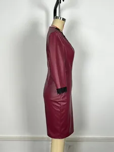 Vue de profil robe en similicuir bordeaux avec poignets en dentelle noire élégante