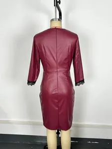 Vue arrière d'une robe moulante en similicuir bordeaux avec poignets en dentelle noire